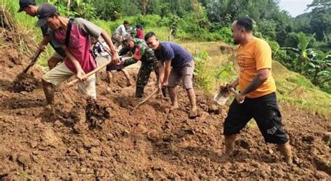 Jalan Desa Tertutup Longsor Warga Bersama Tni Gotong Royong Bersihkan