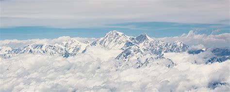 Mount Everest In Clouds Userbgag Wikimedia Commons