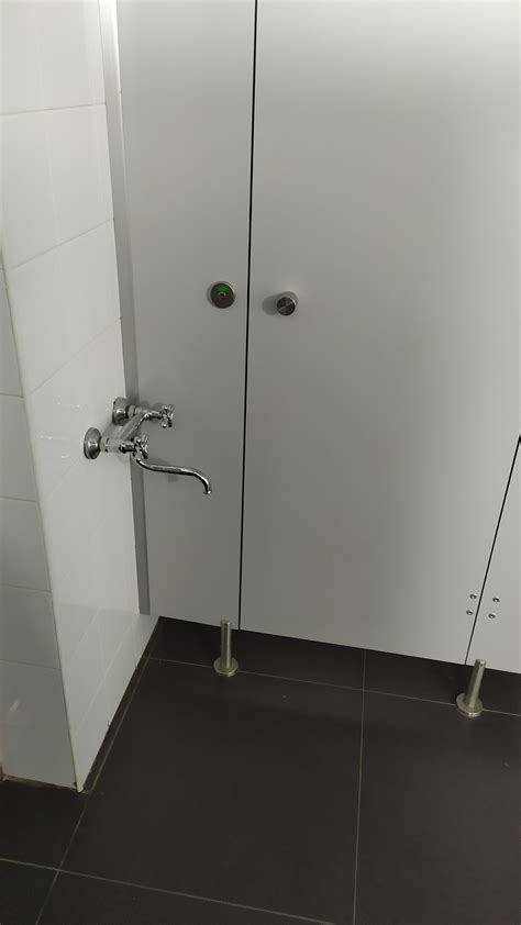 Халтура одном из туалетов | Пикабу