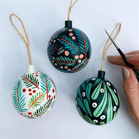 19 Christmas Handpainted Baubles For Your Christmas Tree Artofit