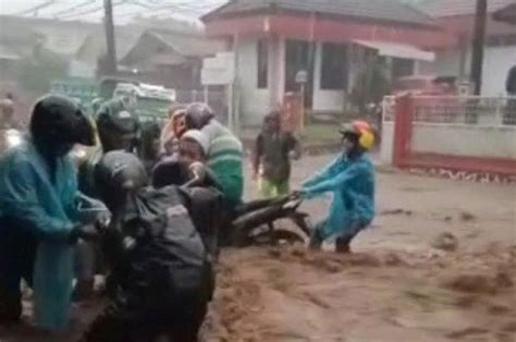 Detik Detik Mencekam Sejumlah Motor Nyaris Hanyut Diterjang Banjir