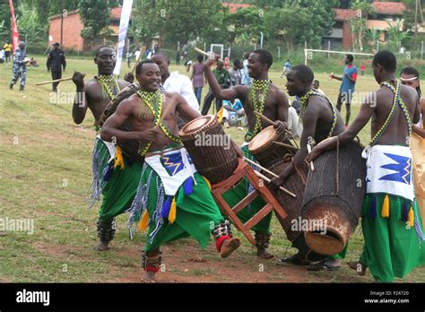 Burundi Traditional Dancers Entertaining Guests Stock Photo Alamy