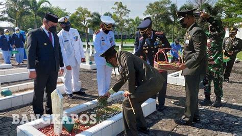 Jelang Hut Ke 76 Tni Danrem 045 Gaya Pimpin Ziarah Di Taman Makam