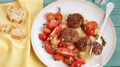 Frikadellen Mit Tomatensalat Rezept ESSEN UND TRINKEN