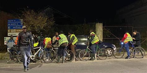 Camini E Rosarno Accoglienza E Solidariet Dal Basso Per Illuminare