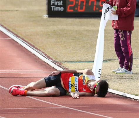 ＜福岡国際マラソン＞日本人トップの2位でゴールし倒れ込む細谷恭平（撮影・岡田 丈靖） ― スポニチ Sponichi Annex スポーツ