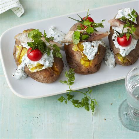 Ofenkartoffeln mit Frankfurter Quark und Räucherfisch Rezept ESSEN