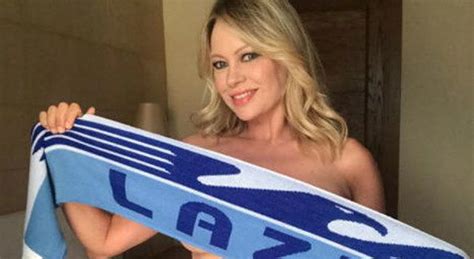 Anna Falchi Festeggia Così La Vittoria Della Lazio La Foto Fa Girare