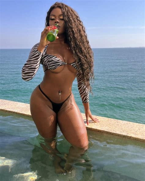 Amateur Latina Luana Flaunts Her Incredibly Round Bubble Butt On The