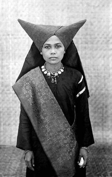 Minangkabau Wedding Attire Sumatra Indonesian Women Minangkabau People