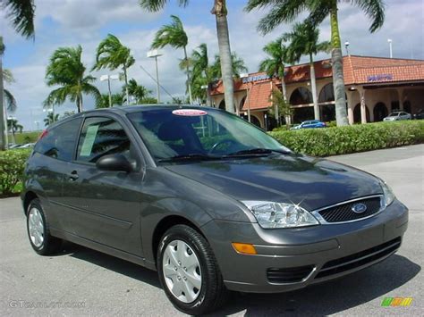 2007 Liquid Grey Metallic Ford Focus ZX3 SE Coupe 20132523 Photo 6