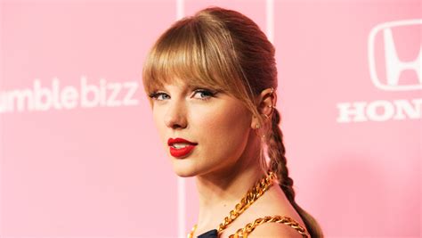 Taylor Swift Pink Lipstick