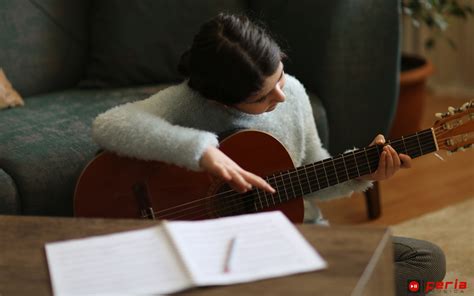 Aprende a tocar Estrellita dónde estás en guitarra de manera fácil y