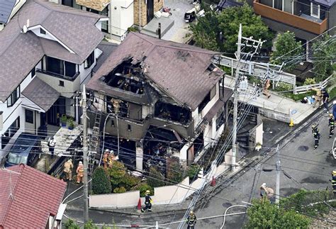 木造住宅が全焼、女性2人死亡80代の母親と50代の娘か：写真 読売新聞