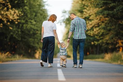 Los Padres Que Sostienen A Su Peque O Hijo Est N Caminando Por Un