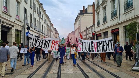 Tours Un Carnaval Mani Festif Contre Le Monde Du B Ton Avec Les