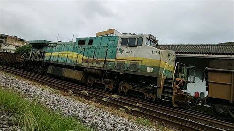 Trem Cargueiro de Minério da Vale Subindo Vazio Passando na Estação