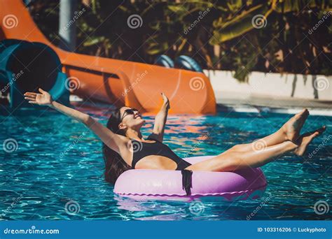 Mujer Bonita En Bikini En La Piscina Foto De Archivo Imagen De Relaje