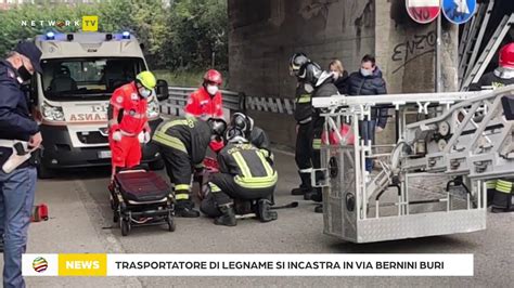 Trasportatore Di Legname Si Incastra Nel Sottopasso In Via Bernini Buri