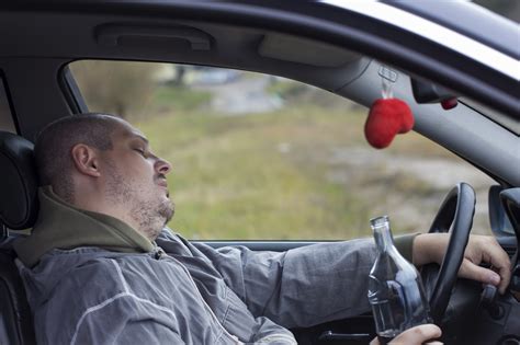 Toulouse Totalement Ivre Il S Endort Au Volant En Plein Milieu Du