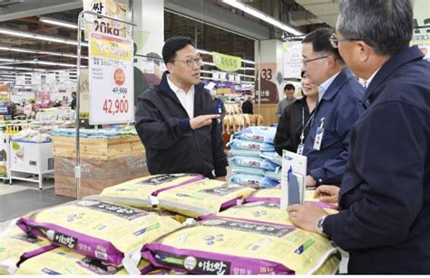 김장철 앞두고 마트찾은 김병환 기재차관 물가안정 총력