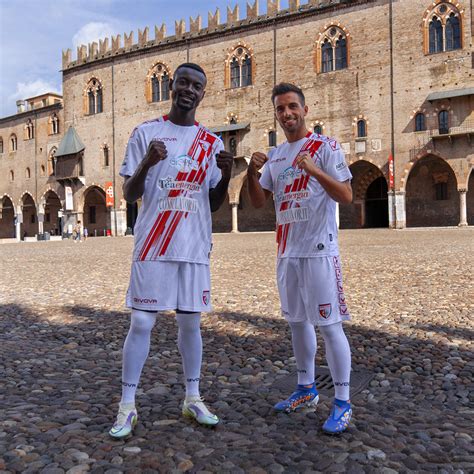 Calcio Serie C Mantova Ecco La Nuova Prima Maglia Con Sponsor