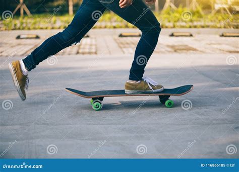 Skateboarding Na Rampa Do Skatepark Imagem De Stock Imagem De Mulher