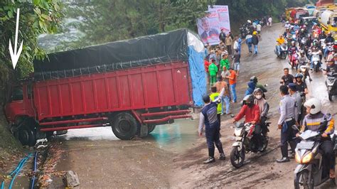 SEMUA ORANG YG LEWAT SEDIH MELIHAT INI PERJALANAN TRUCK TUA