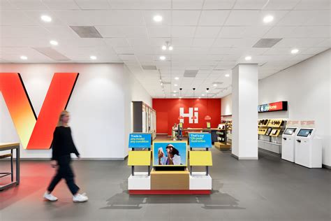 Verizon Retail Store with Logo | Verizon Media Resources
