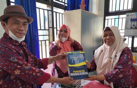 Dr Ahmad AC Hibahkan Buku Karyanya Ke Perpustakaan UNISMUH Makassar