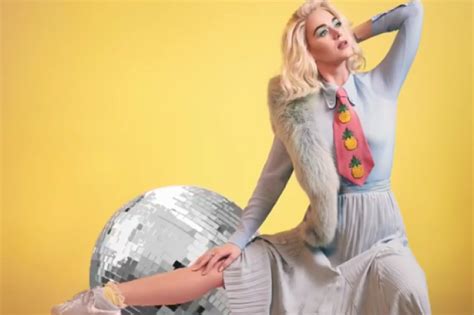 Após Chained To The Rhythm Katy Perry Mostra Nova Música Capricho