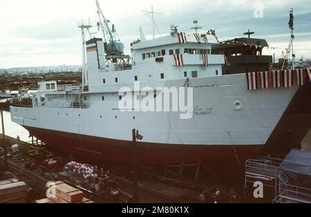 Ein Steuerbordblick Auf Das Meeres Berwachungsschiff Usns Relentless T