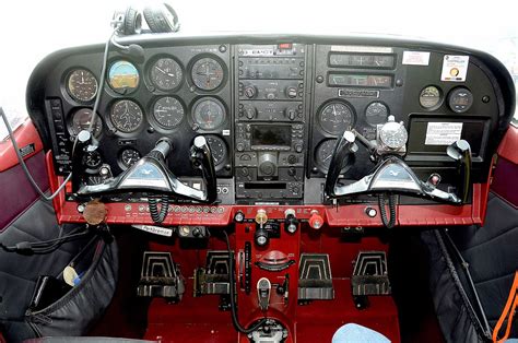 File:Cessna 182D Skylane Cockpit.jpg - Wikimedia Commons