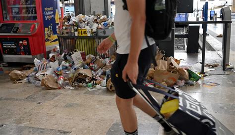 Petugas Kebersihan Mogok Kerja Tumpukan Sampah Penuhi Stasiun Kereta