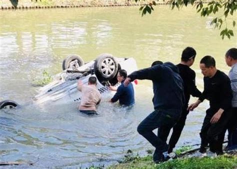 駕駛學校師傅車墮河 男子困車廂救出後死亡