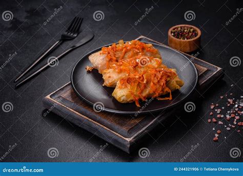 Rollos De Col Rellenos De Carne Picada Y Arroz Con Salsa De Tomate Foto