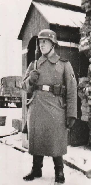 PHOTO SOLDAT ALLEMAND Guerre WW2 Sentinelle Avec Casque Et Fusil 3223