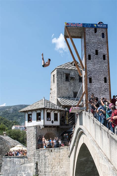 Tradicionalni Skokovi Sa Starog Mosta U Mostaru Dolazi Oko 40