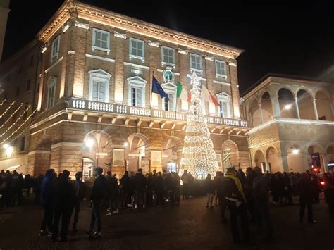 Macerata Si Gode L Ultimo Weekend Giallo Prima Del Natale Tra