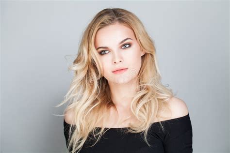 Beauté Blonde Beau Mannequin De Femme Avec Les Cheveux Bouclés Image stock Image du chéri