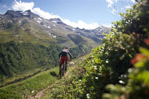 Een Mountainbiketocht Van 127 Km En 4700 Hoogtemeters In De Zwitserse