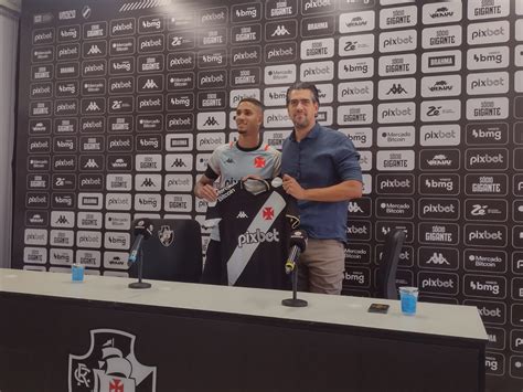 Praxedes é apresentado pelo Vasco e comenta sentimento do retorno ao