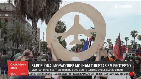 Vídeo Moradores de Barcelona molham turistas em protesto contra