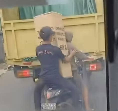 Viral Aksi Bajing Loncat Jarah Truk Pengangkut Barang Di Jalan