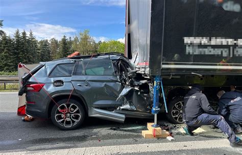 Unter Lkw Eingeklemmt J Hriger Autofahrer Stirbt Nach Unfall Auf A