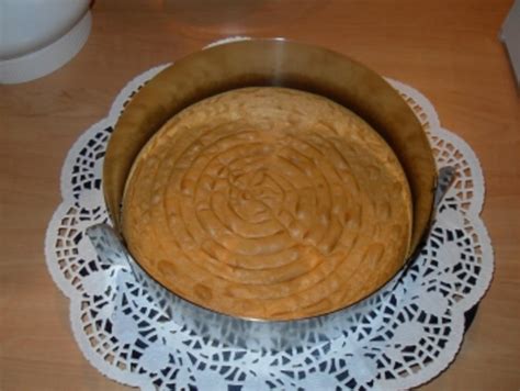 Windbeuteltorte mit Nußboden und Baileys Sahne Rezept kochbar de