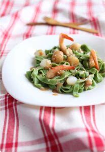 Crevettes et noix de saint jacques sautées aux tagliatelles vertes