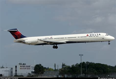 N955DL Delta Air Lines McDonnell Douglas MD 88 Photo By Yan David ID