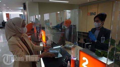 Foto Pelayanan Bank Bni Sambut Hut Ke 75 Tribun