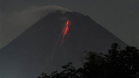 Guguran Lava Meluncur Kali Dari Gunung Merapi Selama Sepekan